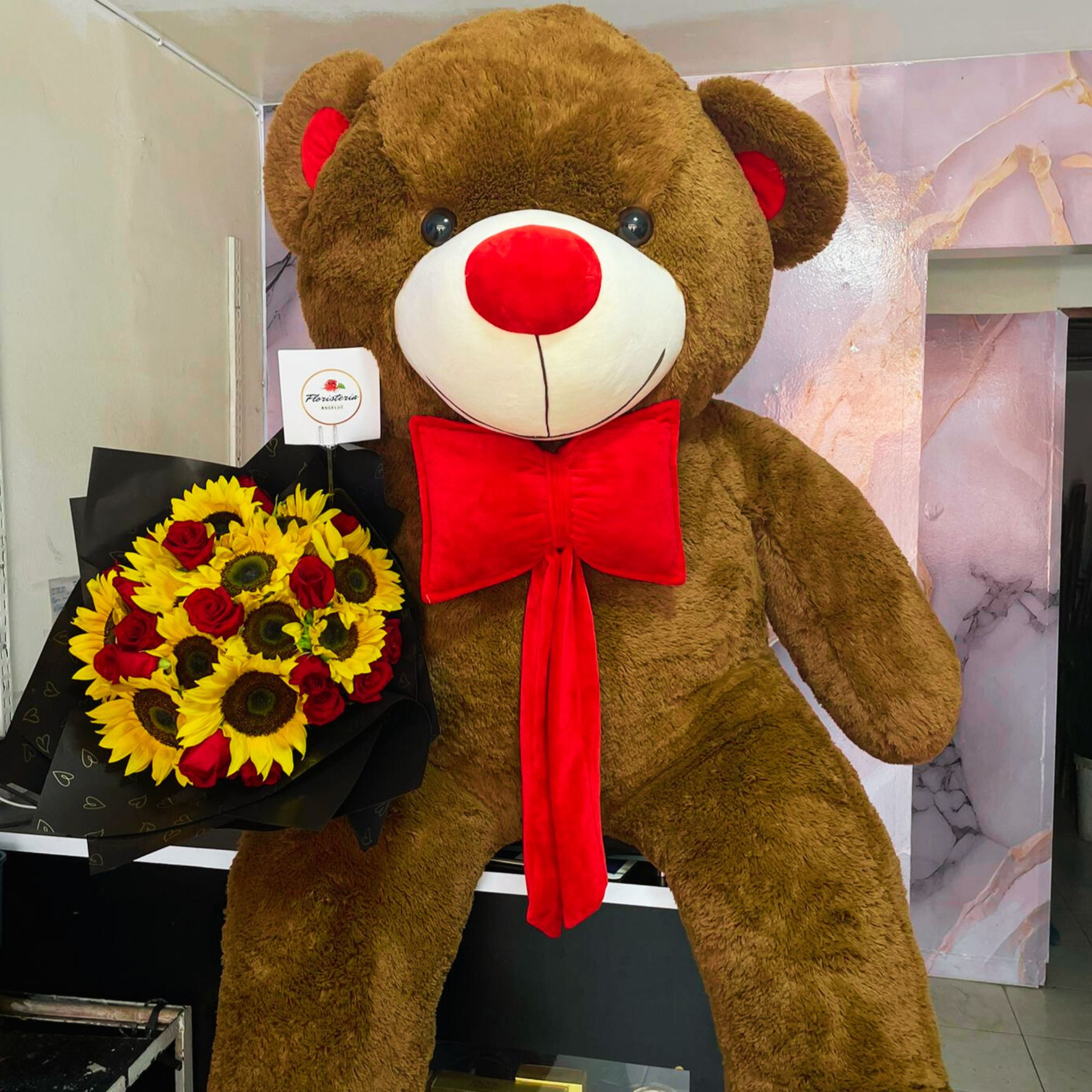 Arreglos Florales Bouquets de rosas y peluche en Floristerías en Cali